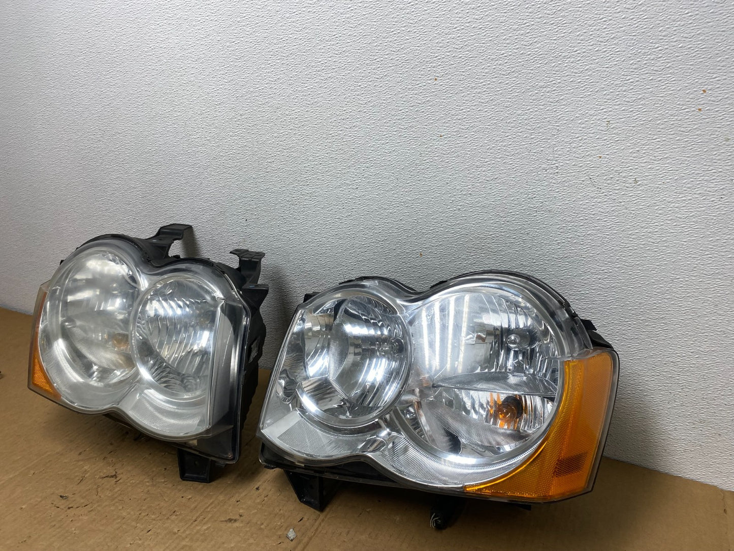 2009-2010 Jeep Grand Cherokee Left+Right Set Halogen Headlights AC7707 DW2