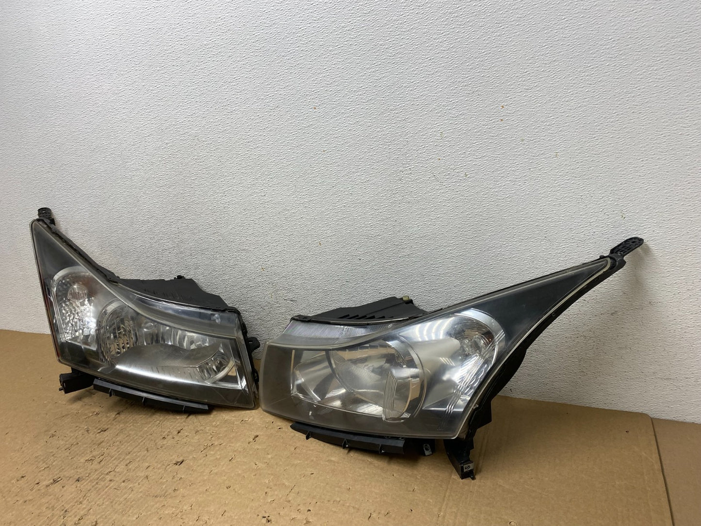 2011 to 2015 Chevrolet Cruze Halogen Left+Right Set Headlights AF8190 DW1