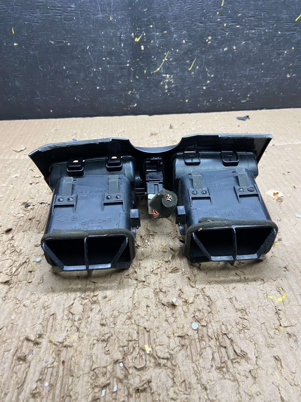 2000 2001 Infiniti I30 Center Dashboard Air Vent OEM v7731 DG4