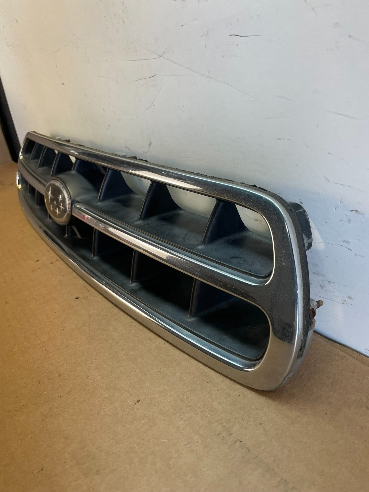 2000 to 2002 Subaru Legacy Outback Grill Grille AF8814 DG1