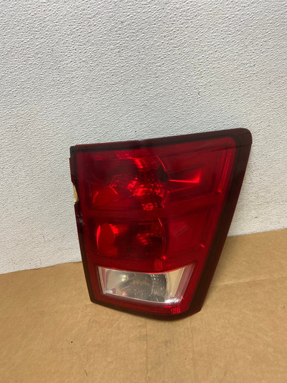 2005 - 2006 Jeep Grand Cherokee Right Passenger Rh Tail Light AD4452 LK0
