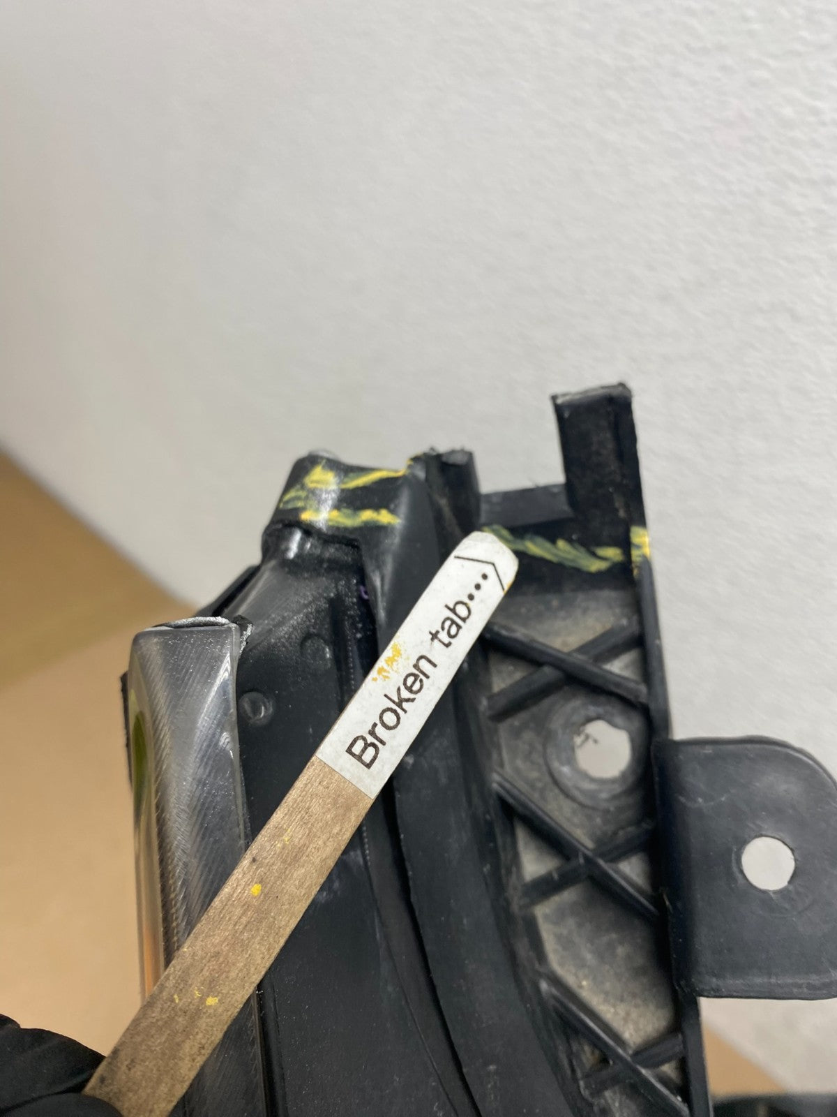 Halogen 2010 to 2016 Cadillac SRX Right Passegner Side Headlight TYC AE6884 DW4