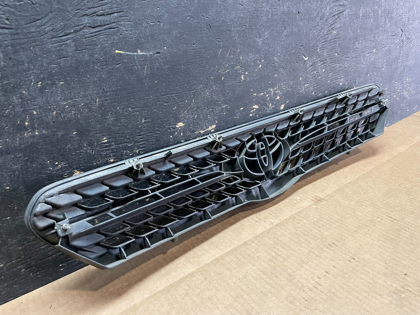 2004 to 2008 Toyota Matrix Front Upper Grill Grille Oem AA9122  DG4