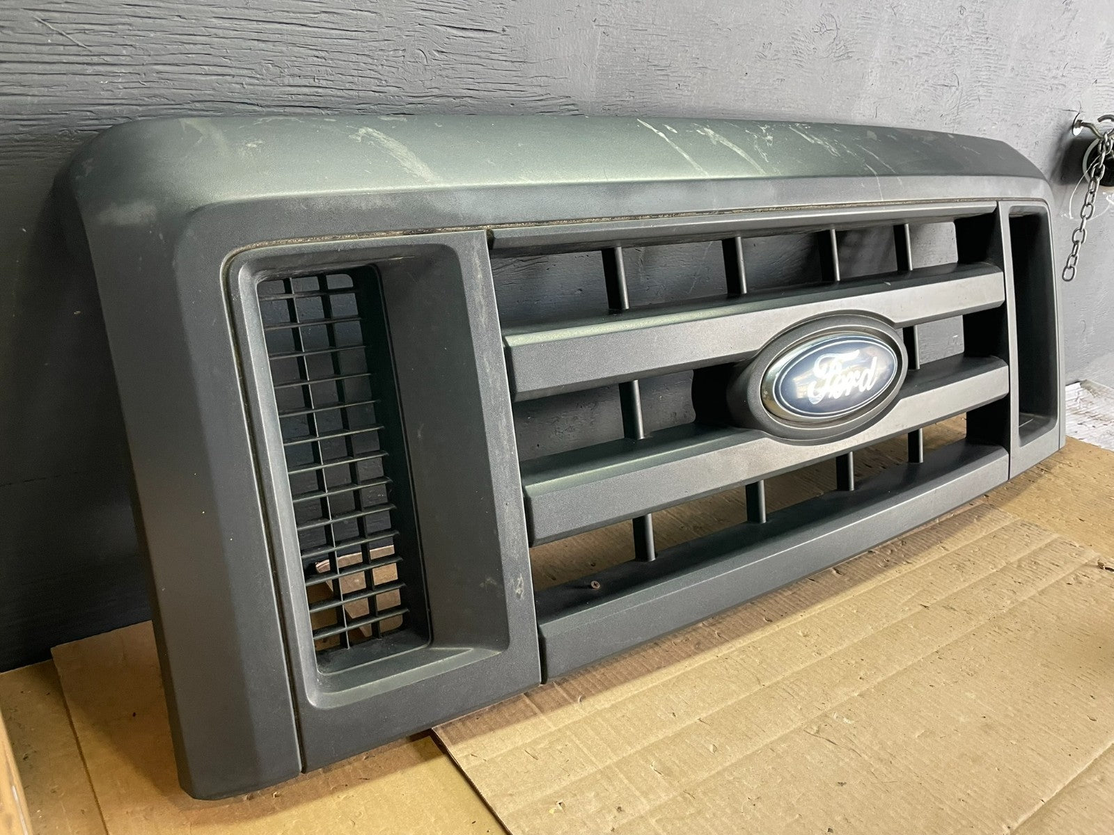 2008 to 2014 Ford Econoline E150 E250 Front Upper Chrome Grill Grille ab7682 DG2
