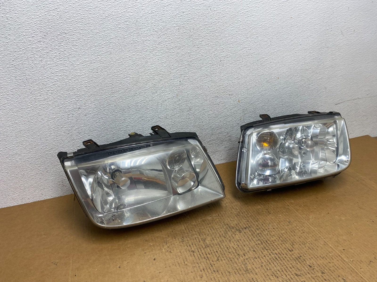 2002 to 2004 Volkswagen Jetta Left+Right Headlights AE0605 DW2