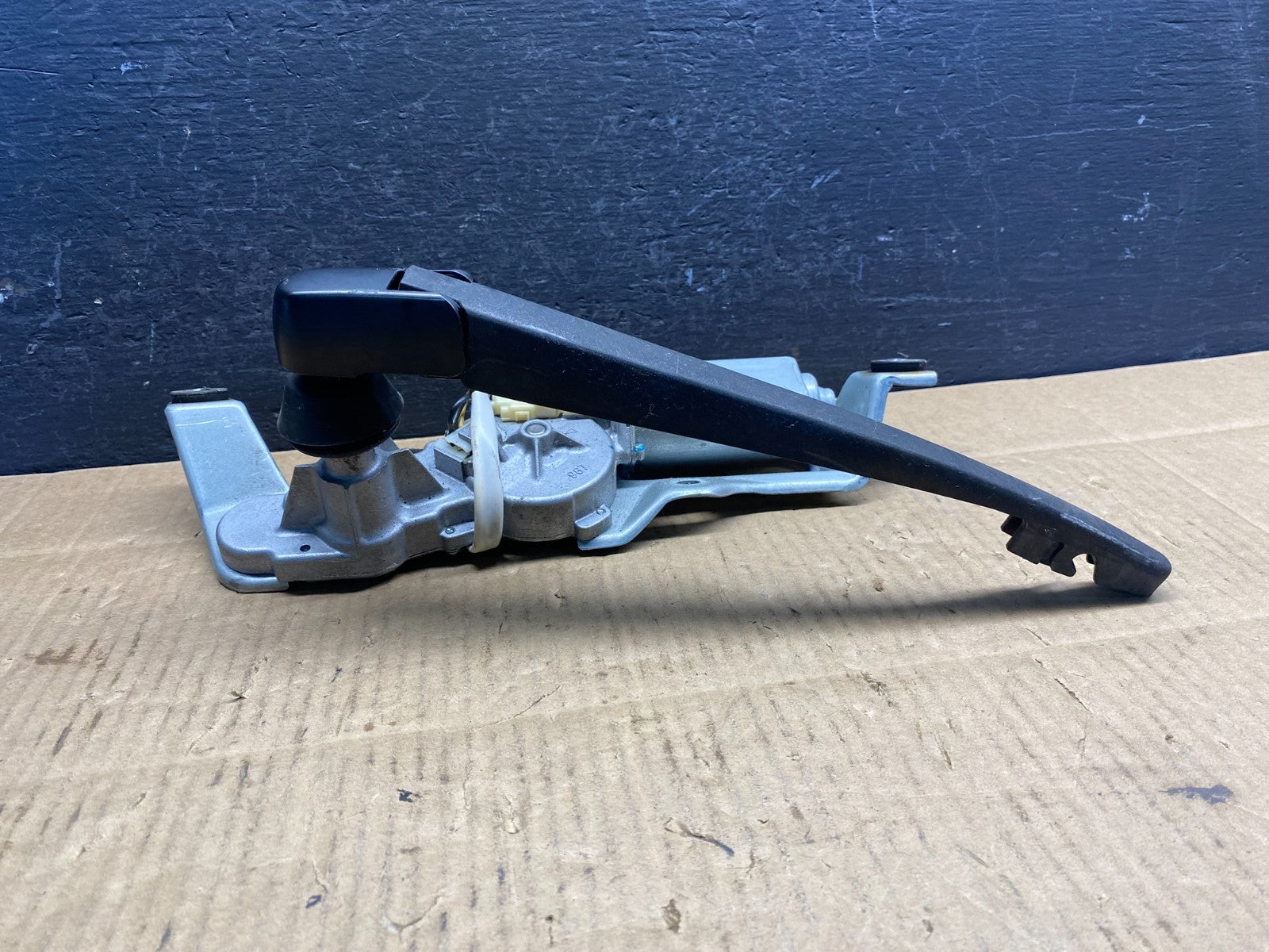 2005 to 2009 Subaru Legacy Outback Rear Windshield Wiper Motor AD48603