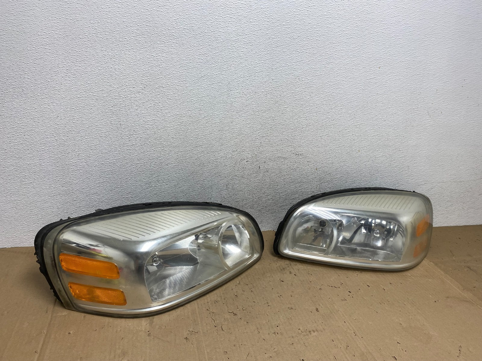 2005 - 2009 Pontiac Montana / Uplander Left+Right Headlights AE9257 DW2