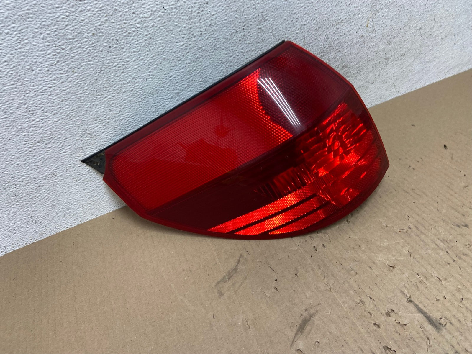 2004 to 2005 Toyota Sienna Left Driver LH Side Tail Light AE7049 LK2