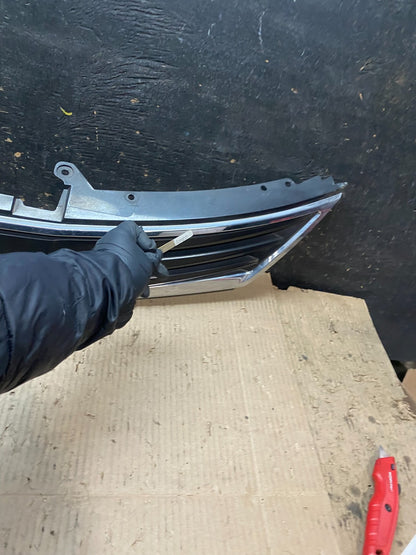 2010 to 2012 Nissan Versa Hatchback Front Upper Grill Grille Oem  X9379 DG3