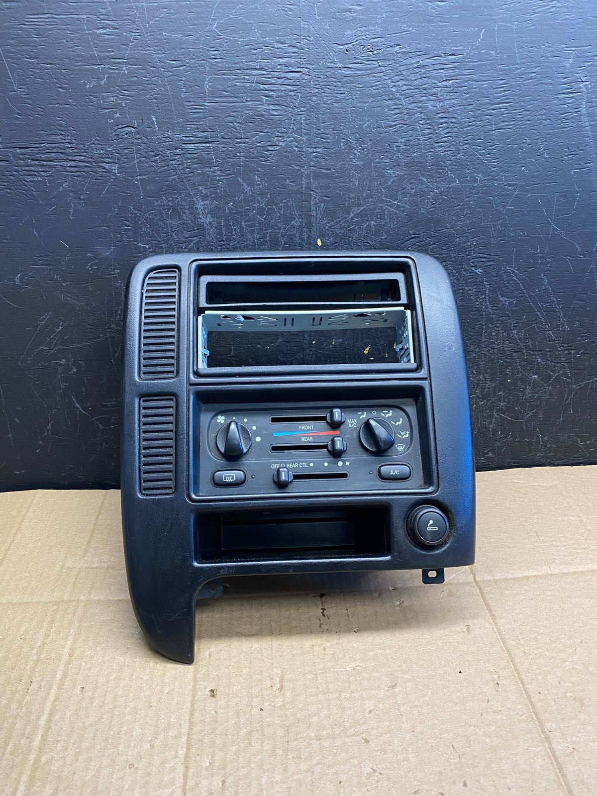 1999 to 2003 Ford Windstar Radio Dash Bezel Climate Control Vent ac9373 DG0