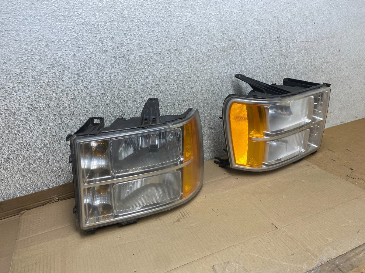 2007 - 2014 GMC Sierra Left+Right Side Halogen Headlights U2773 DW2