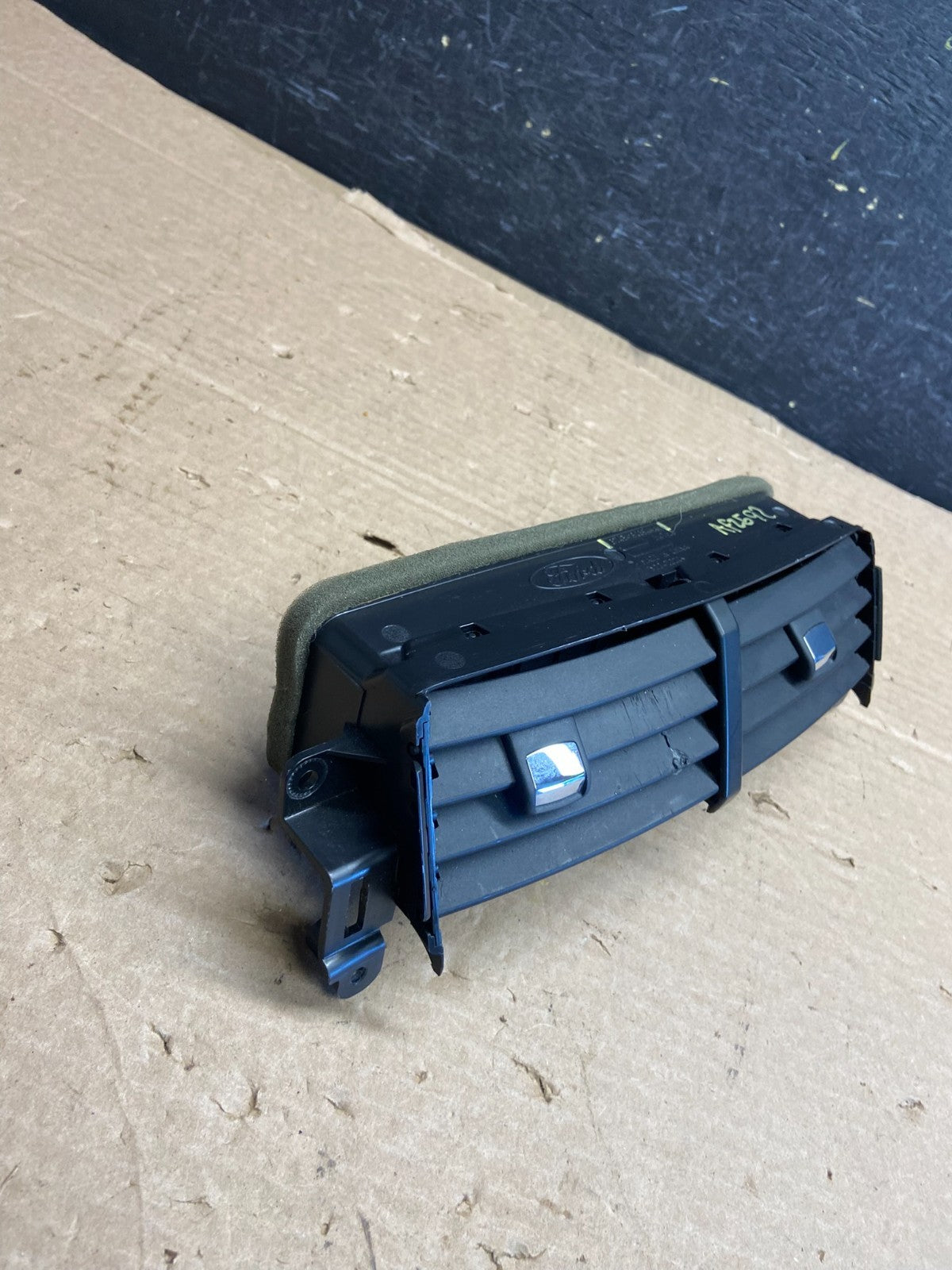 2011 to 2014 Ford Edge Center Dash Radio Panel Air Vent AF2592 DG2