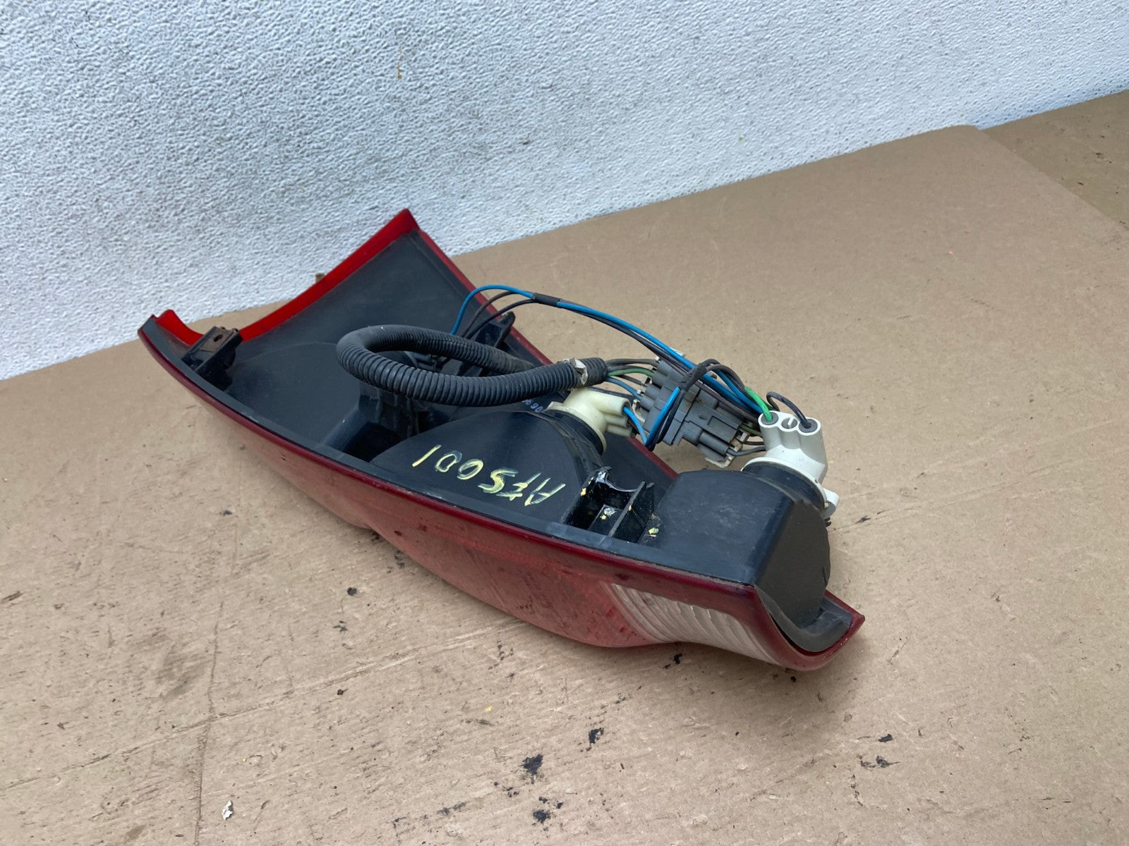 2002 to 2006 Chevrolet Avalanche Left Driver LH Tail Light AF5001 LK7