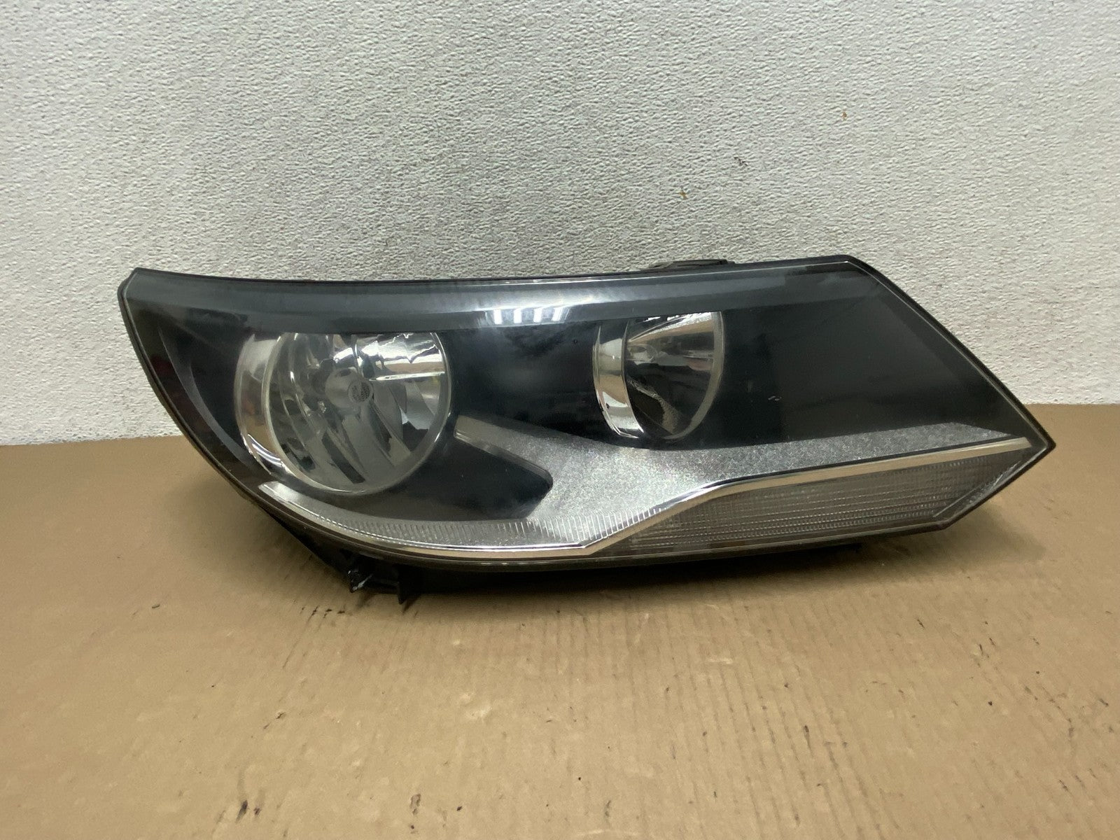 2012 to 2018 Volkswagen Tiguan Right Passenger RH Halogen Headlight AG7913 DW0