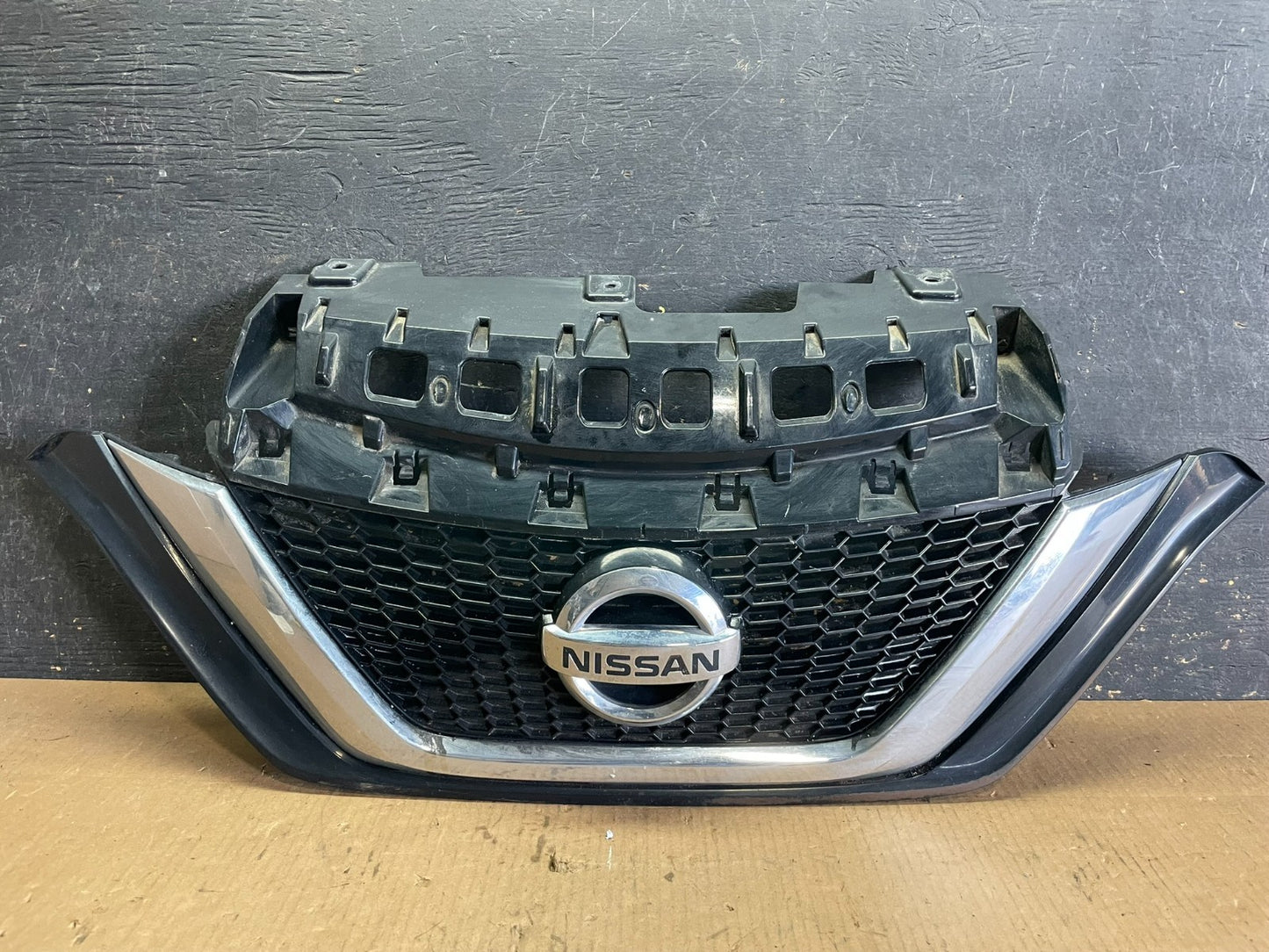 2014 - 2019 Nissan Versa Note Hatchback Front Upper Grill Grille Oem  aa5871 DG0