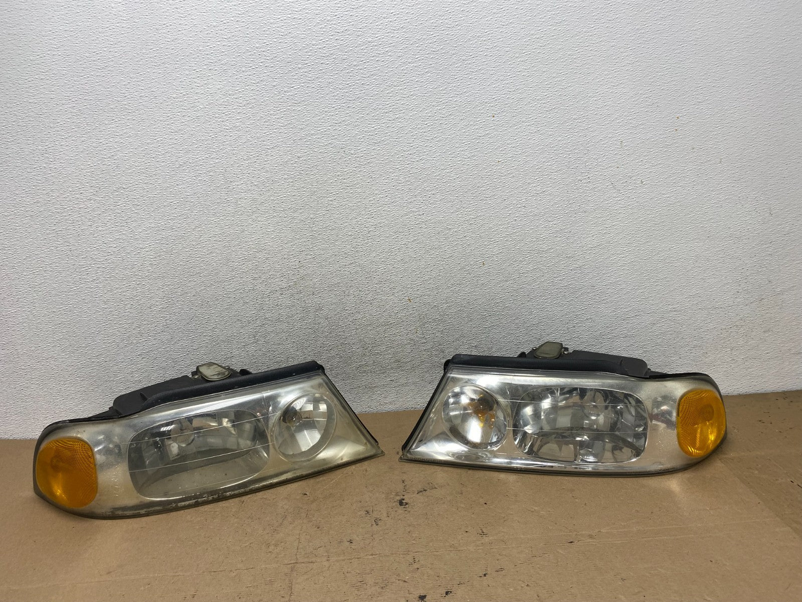 1998 to 2002 Lincoln Navigator Left+Right Halogen Headlights AF4748 DW0