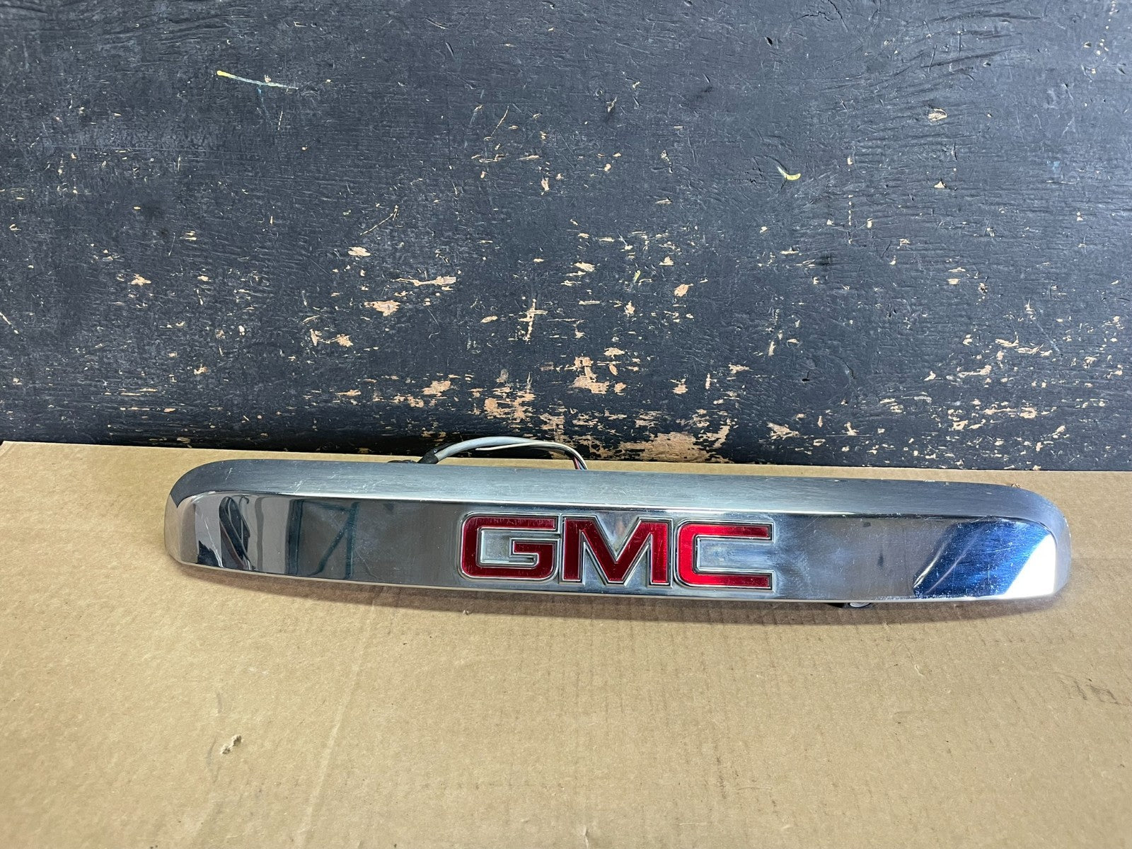 2007-2012 GMC Acadia Chrome Tailgate Rear Finish Molding Back W/Camera AA8961 DG0
