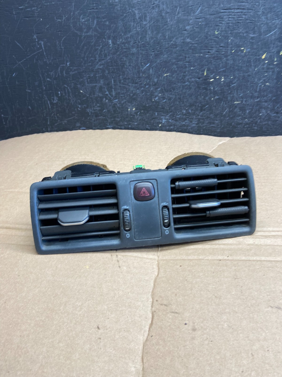 2003 to 2014 Volvo XC90 Center Dash Bezel Hazard Switch Air Vent AF1773 DG0
