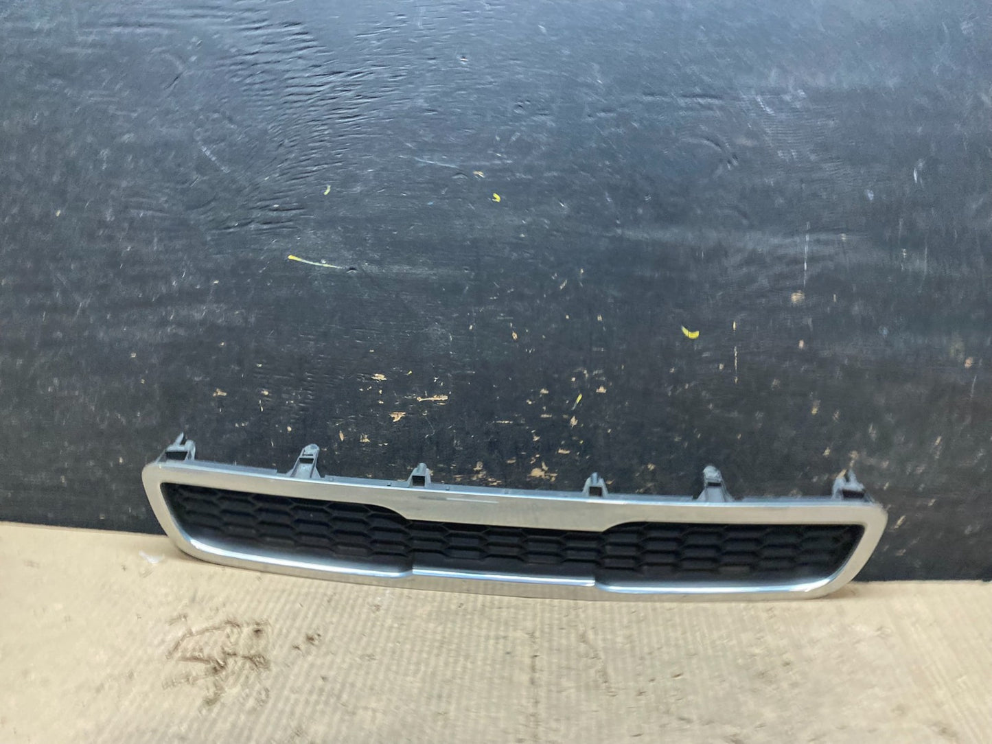 2010 to 2011 Kia Soul Upper Front Upper Engine Radiator Grill Grille V4407 DG0