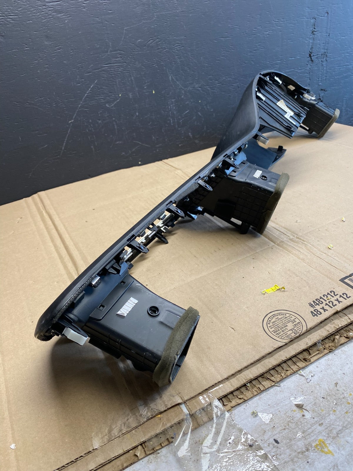 2015 to 2018 Kia Sedona Speedometer Radio Bezel Air Vent 84740-a9000 AB8724 DG2