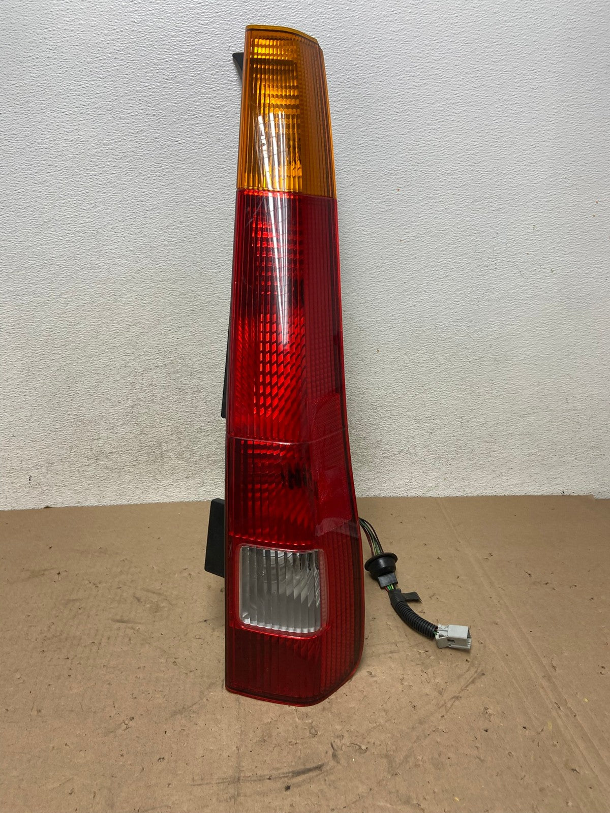 2002 - 2004 Honda Crv Cr-v Right Passenger Rh Side Tail Light AG5313 LK0