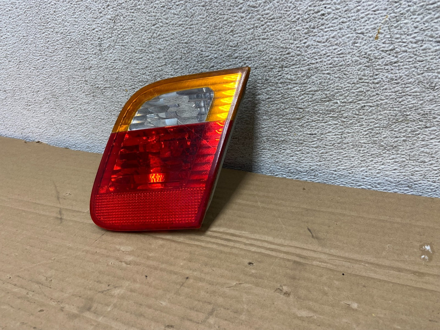 2002 - 2005 BMW 3 E46 Series Right Passenger Inner Tail Light AG8981 DW2