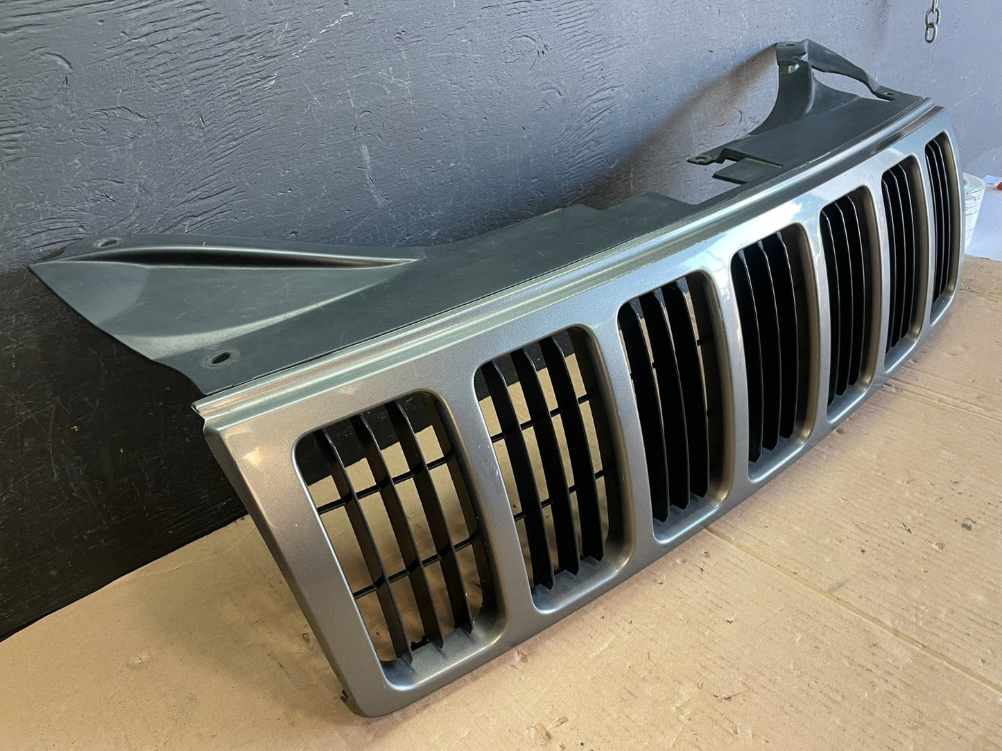 2005 2006 2007 Jeep Grand Cherokee Front Upper Grill Grille AD8494 DG2