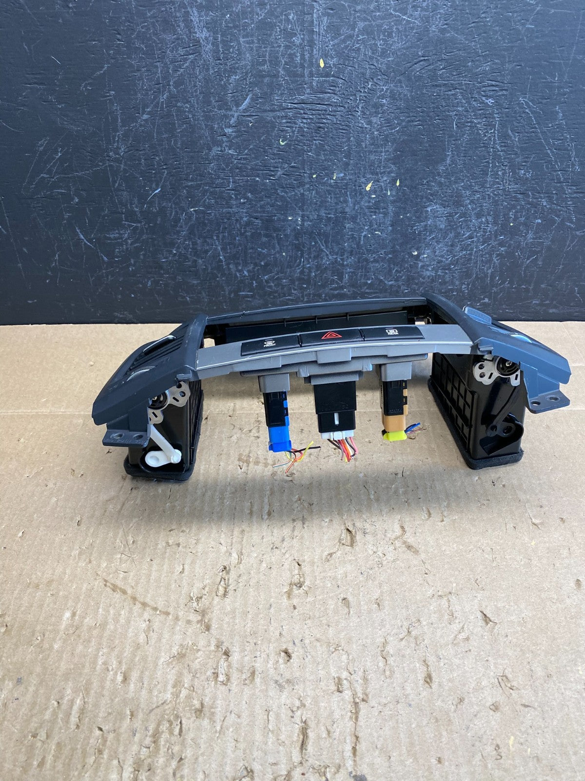 2007 to 2009 Hyundai Santa Fe Center Dashboard Radio Bezel Trim AC9083 DG3