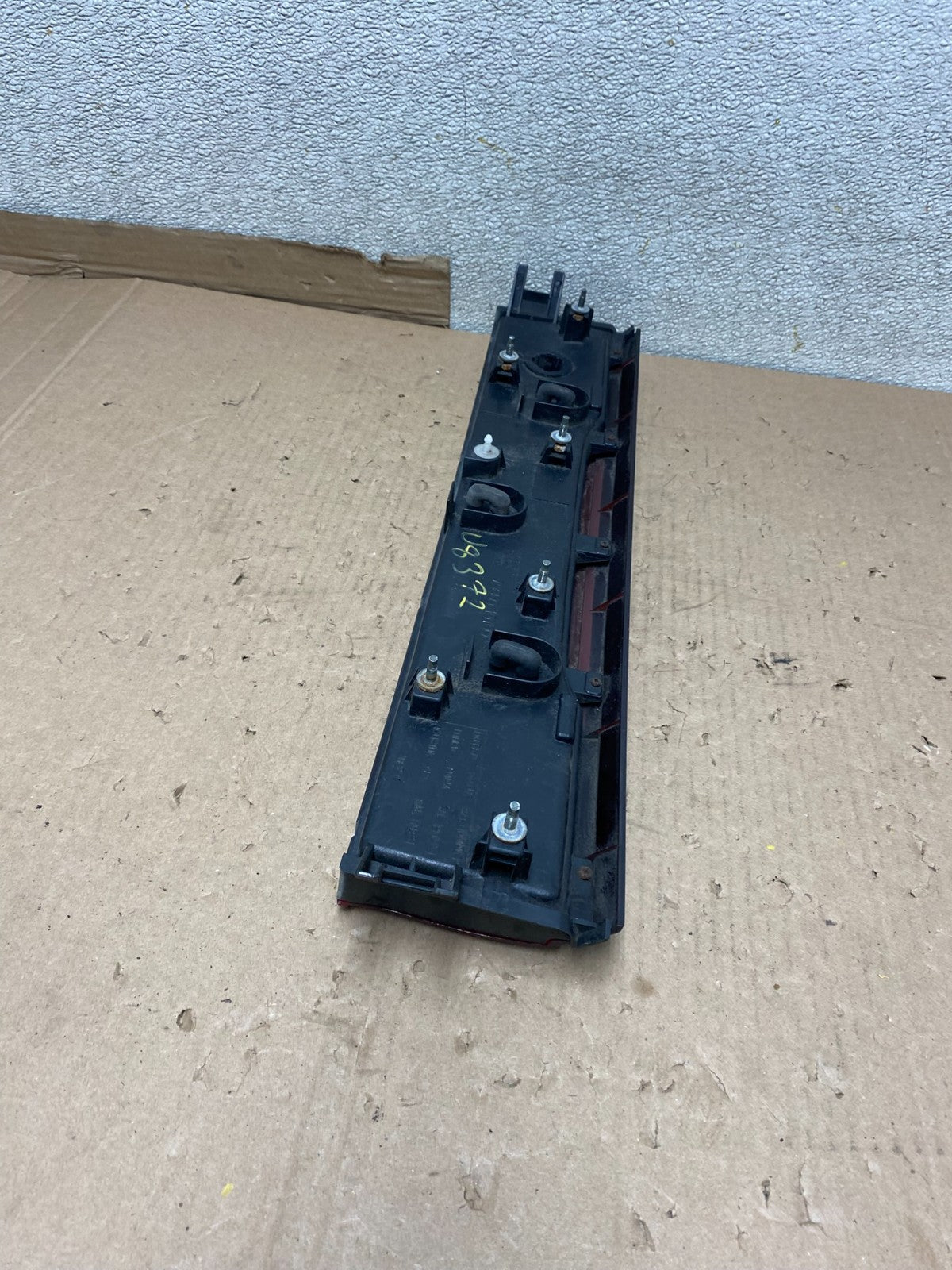 1993 to 1997 Infiniti J30 Rear Center Tail Light Finish Panel U8372 PS5