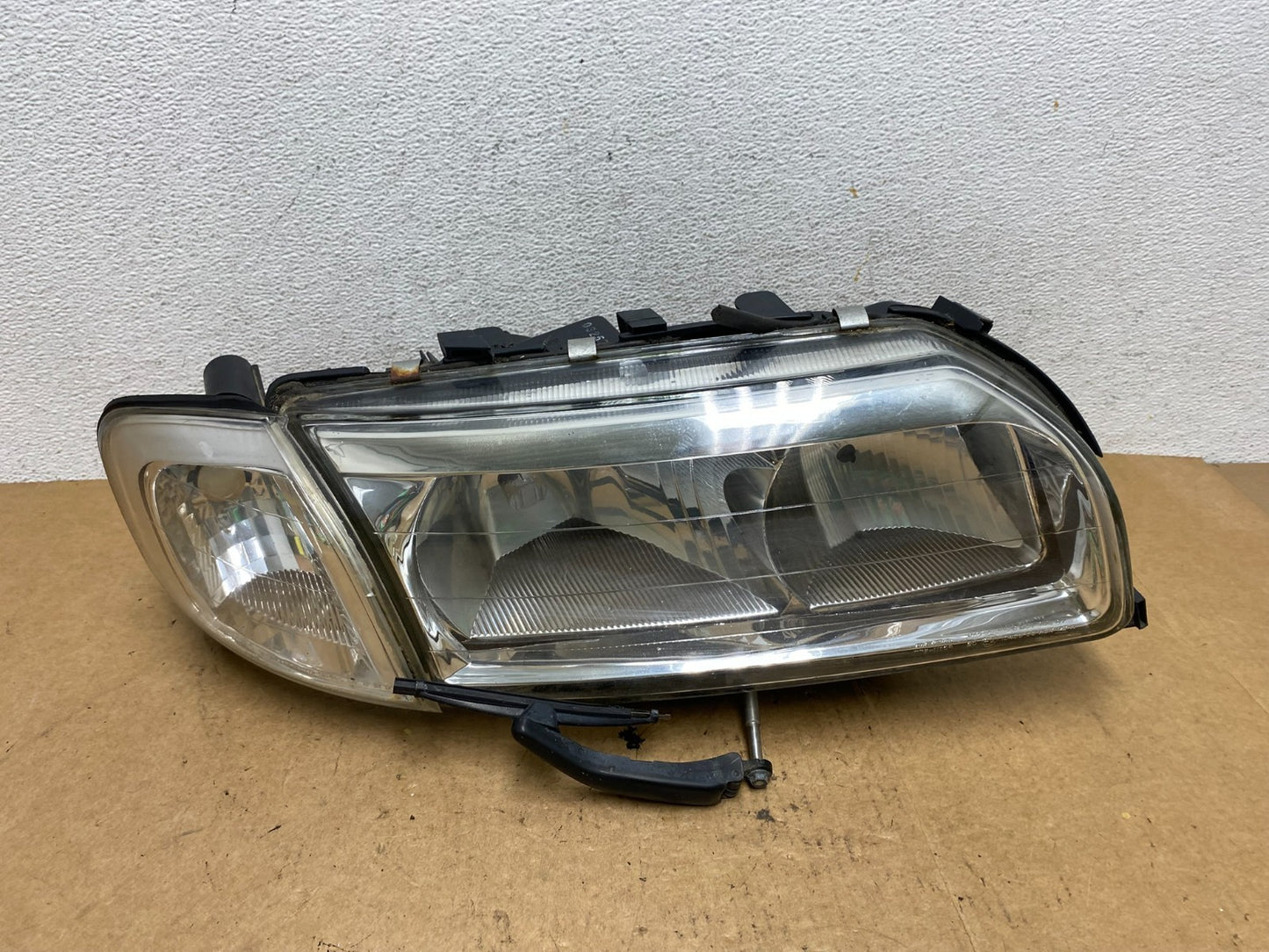 2004 2005 2006 Volvo S80 Right Passenger RH Side Halogen Headlight AE3284 DW0