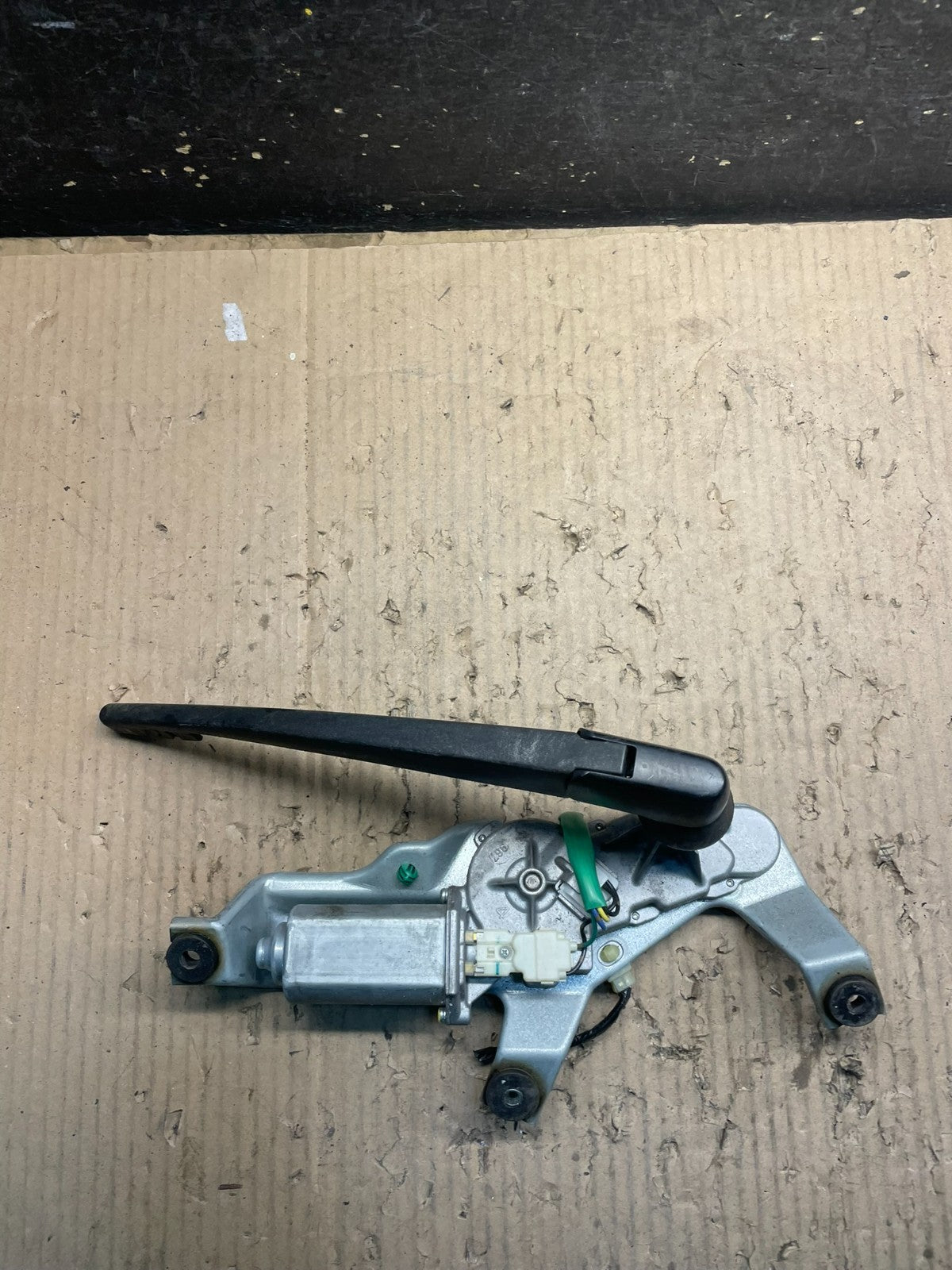 2008 to 2014 Subaru Tribeca Rear Windshield Wiper Motor X0935 DG0