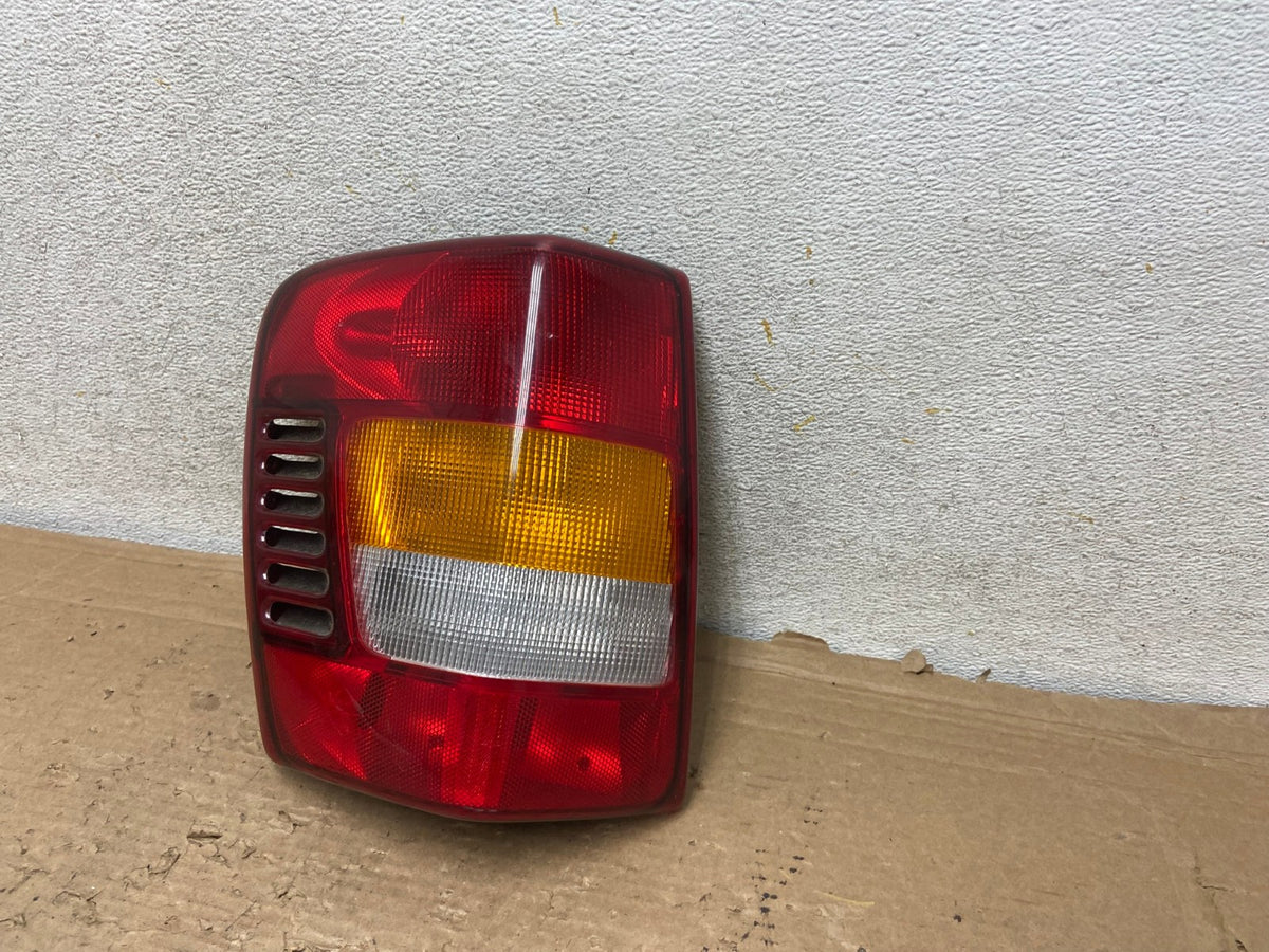 1999 - 2004 Jeep Grand Cherokee WJ Left Driver Lh Tail Light AH9178 LK2