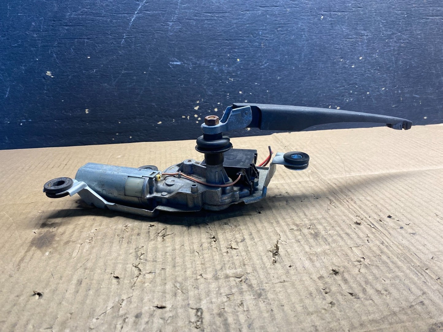 2004 to 2010 BMW X3 E83 Rear Windshield Wiper Motor OEM aa7497 DG3