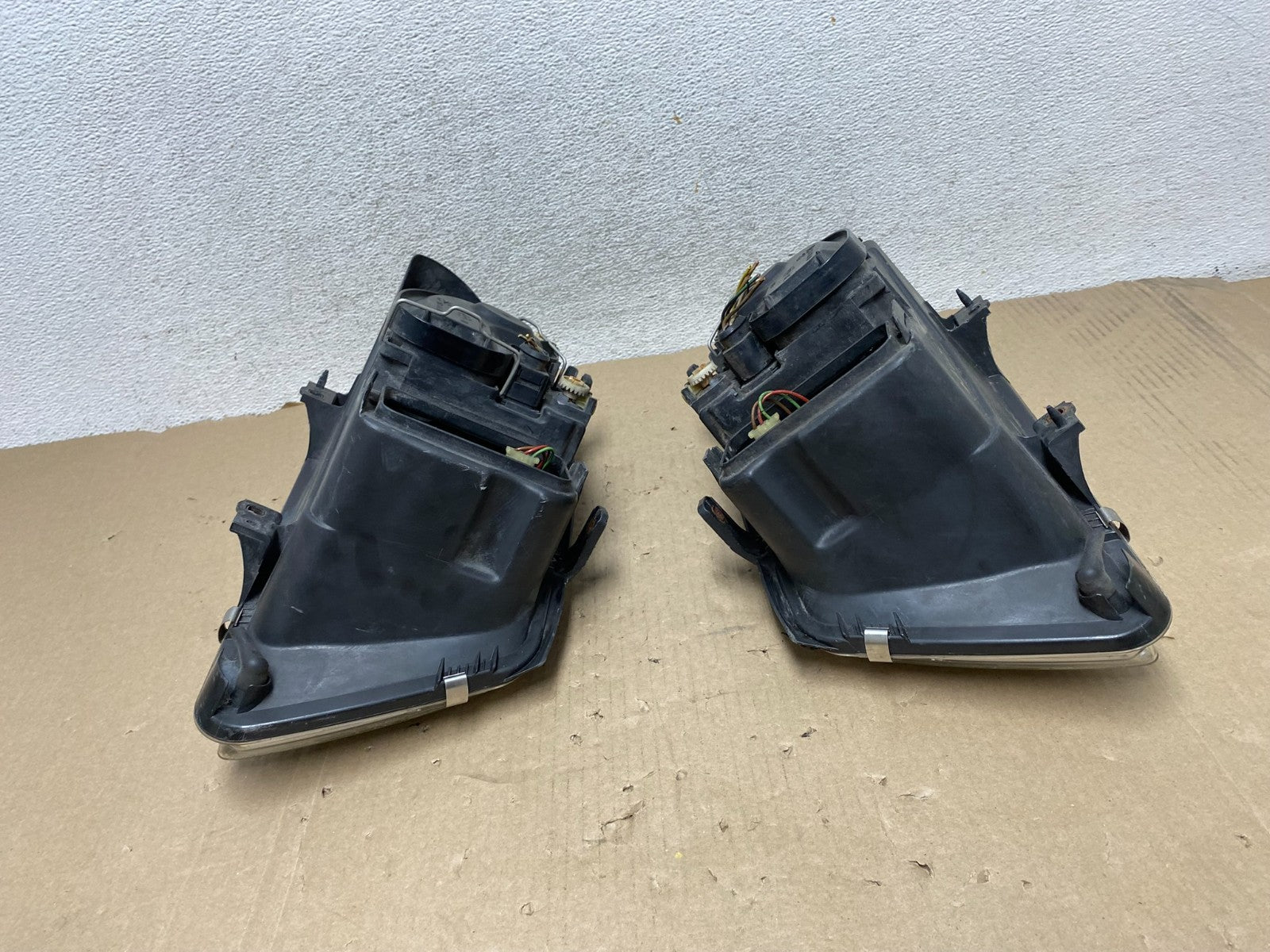 2002 to 2004 Volkswagen Jetta Left+Right Headlights AG6894 DW11
