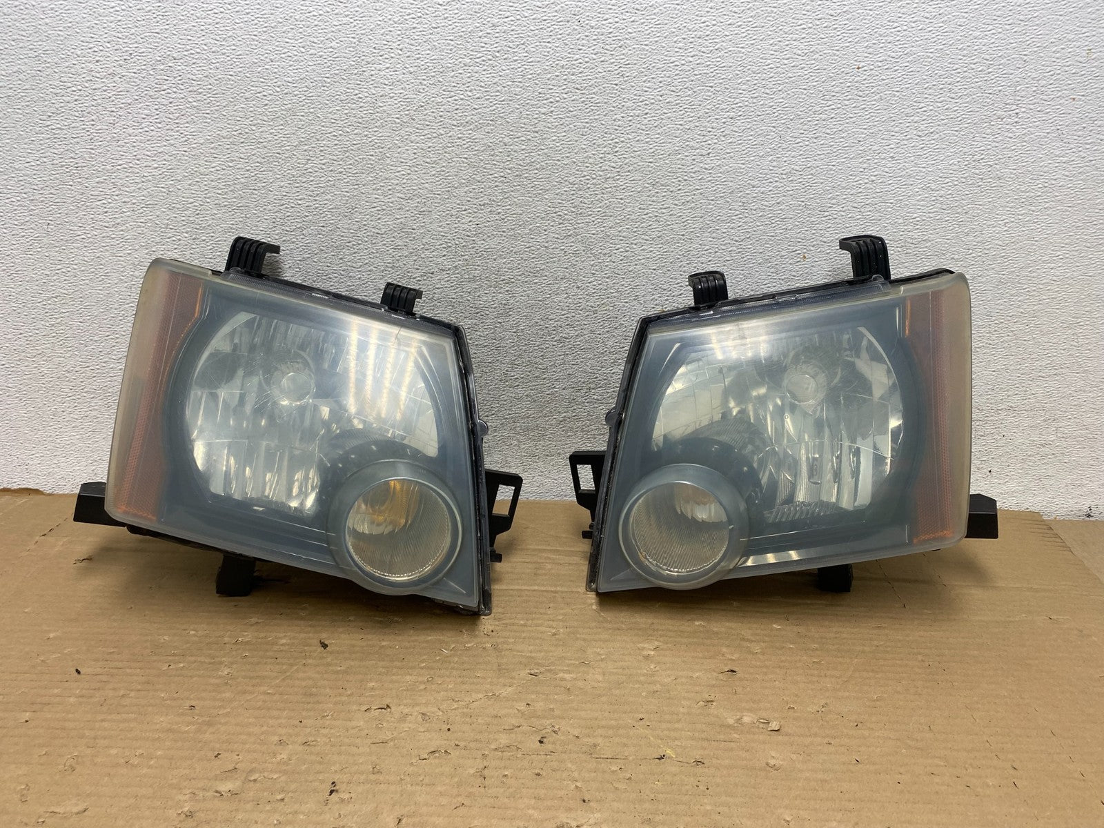 2005-2015 Nissan Xterra Driver Left+Right Side Set Headlights AG8209 DW0