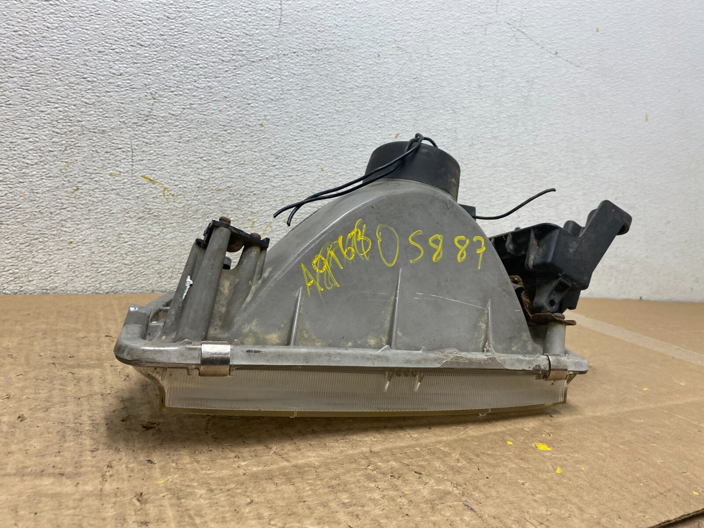 1996 to 1998 Mazda MPV Right Passenger RH Headlight OEM O5887 DW8