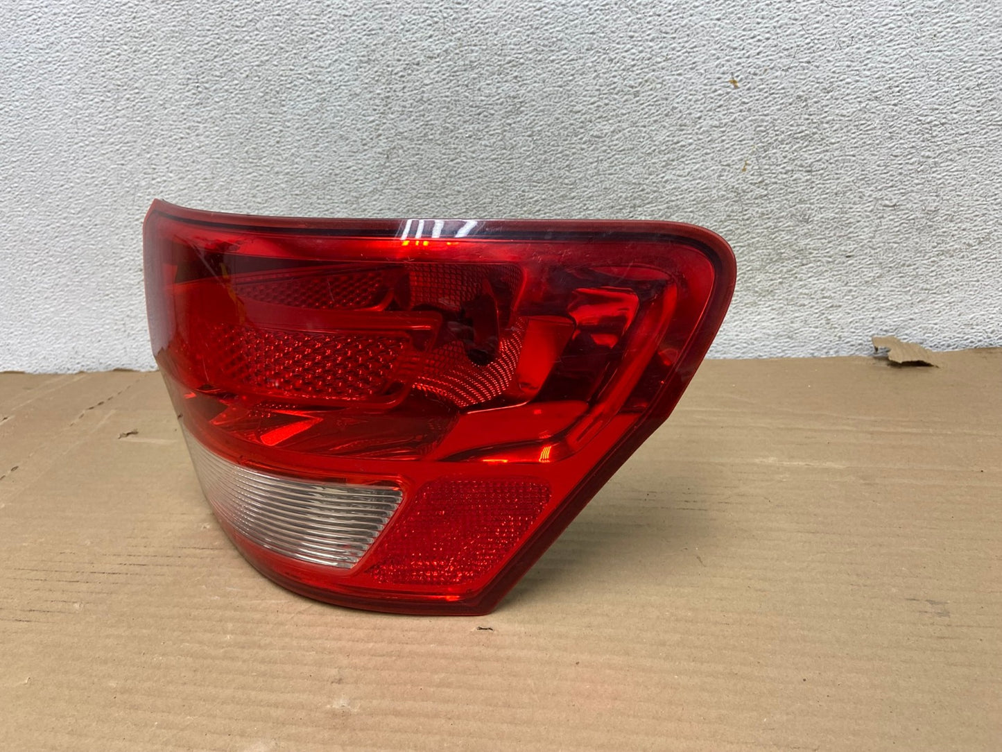 2011-2013 Jeep Grand Cherokee Right Passenger Side Rh Tail Light AG8105 LK2