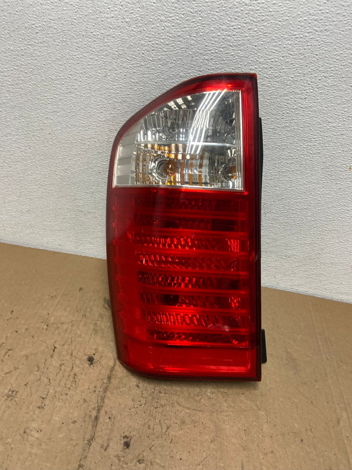 2007 to 2010 Kia Sedona Left Driver LH Side Tail Light AC7209 LK0