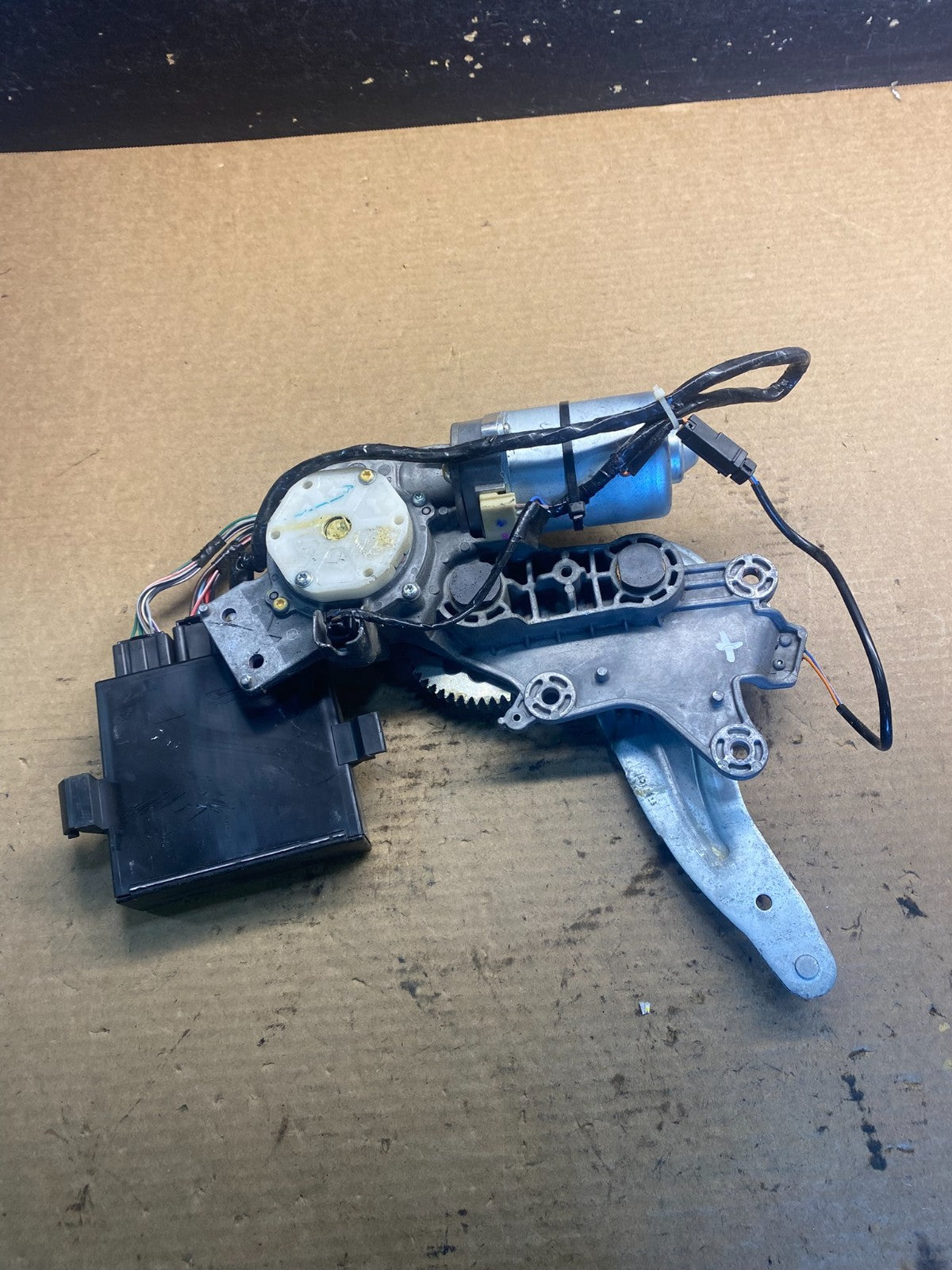 2009 to 2016 GMC Acadia Rear Trunk Liftgate Power Motor Actuator OEM AA0736 DG0