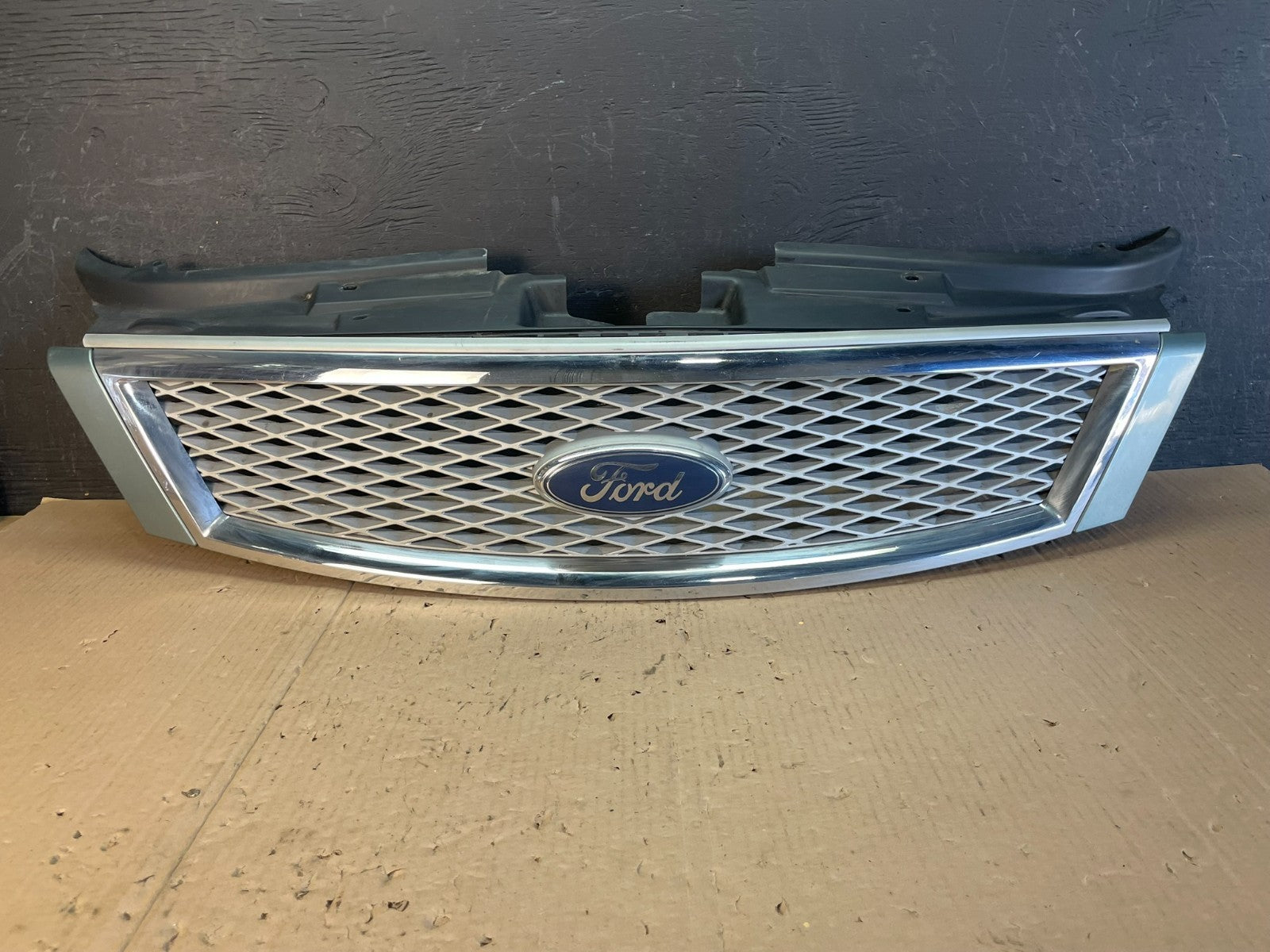 2005 2006 2007 Ford Five Hundred Front Upper Grill Grille Logo Emblem AE0760 DG0