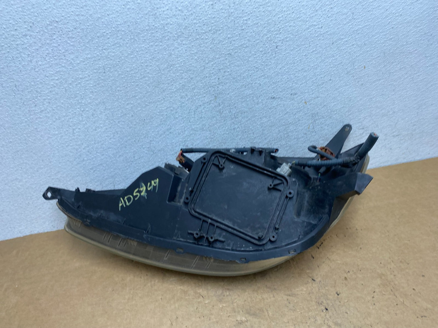 2004-2005 Toyota Sienna Right Passenger Halogen Headlight AD5249 DW7