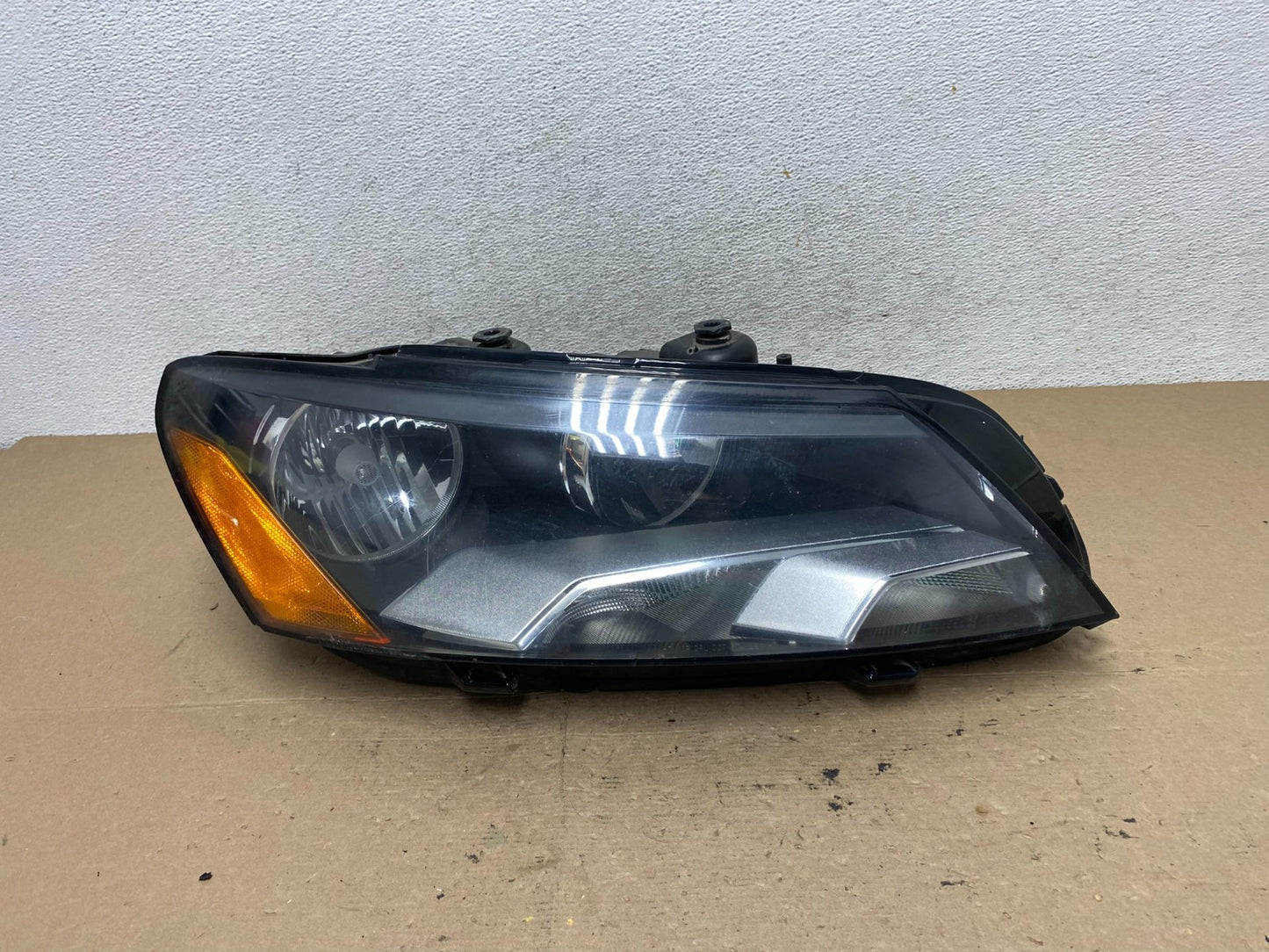 2012-2015 Volkswagen Passat Right Passenger RH Halogen Headlight AF5028 DW0