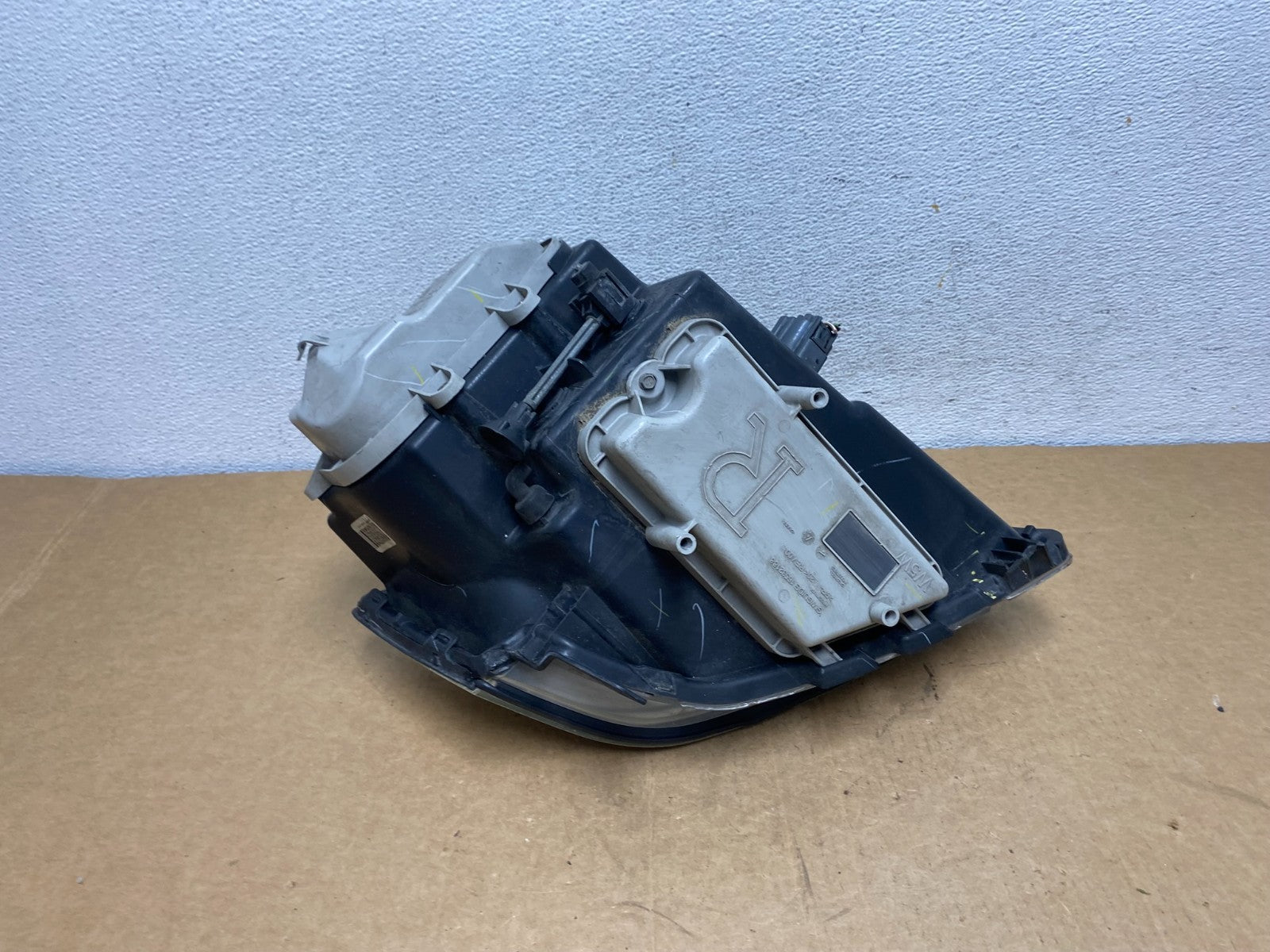 2005 - 2011 Cadillac STS Right Passenger RH Side Xenon Headlight AD6043 DW7