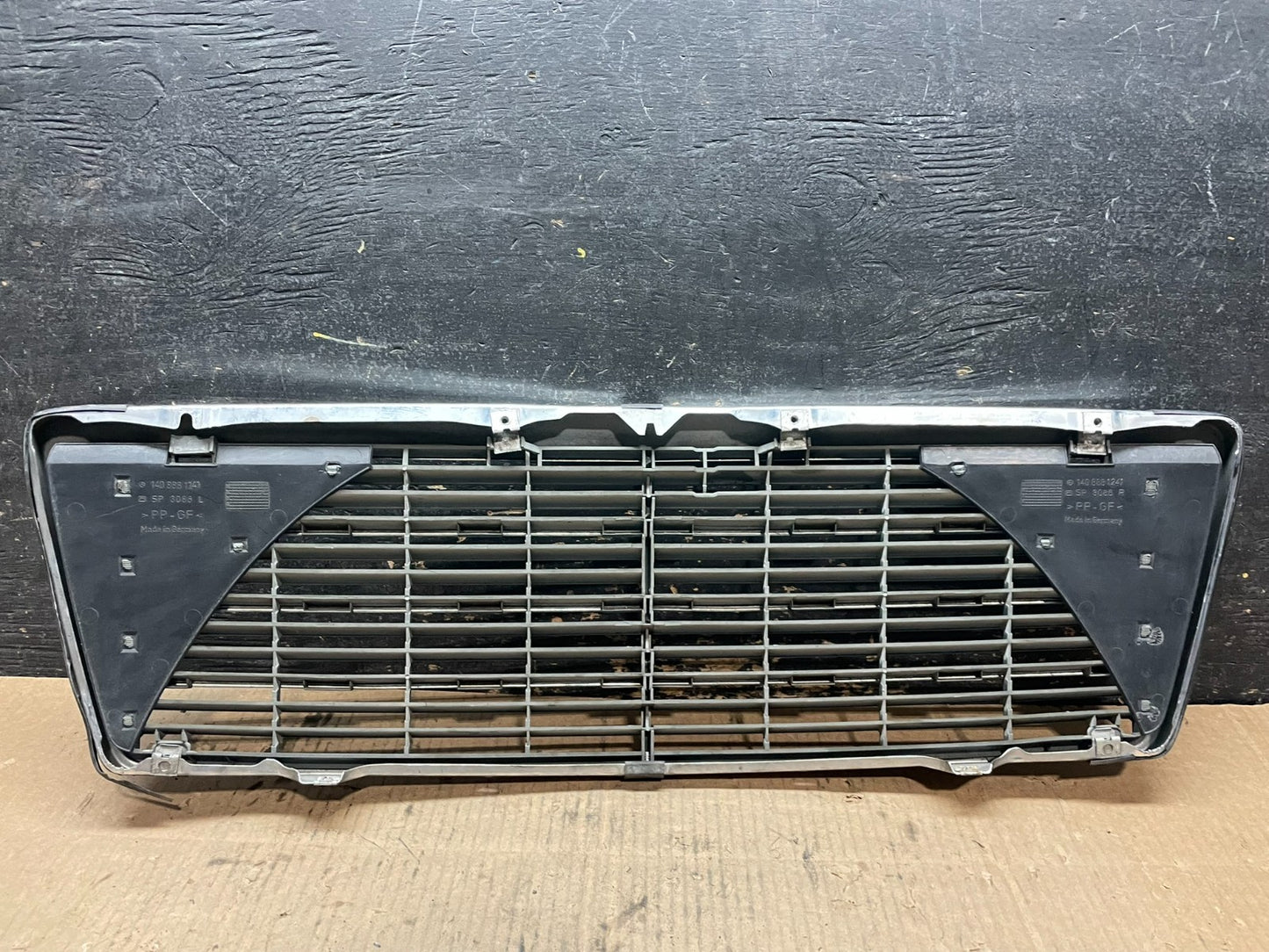 1994 to 1998 Mercedes-Benz W140 S600 S500 S320 Front Upper Grille OEM Y1263 DG3