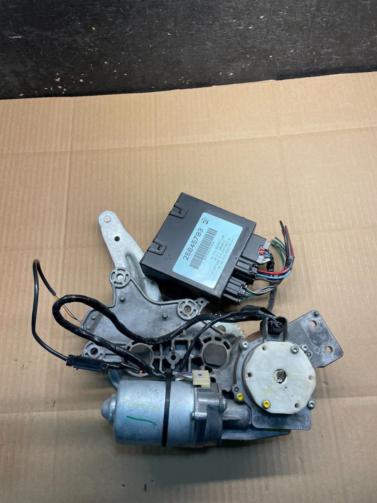 GMC Acadia Yukon Tahoe  Rear Trunk Liftgate Power Motor Actuator OEM x8747 DG0