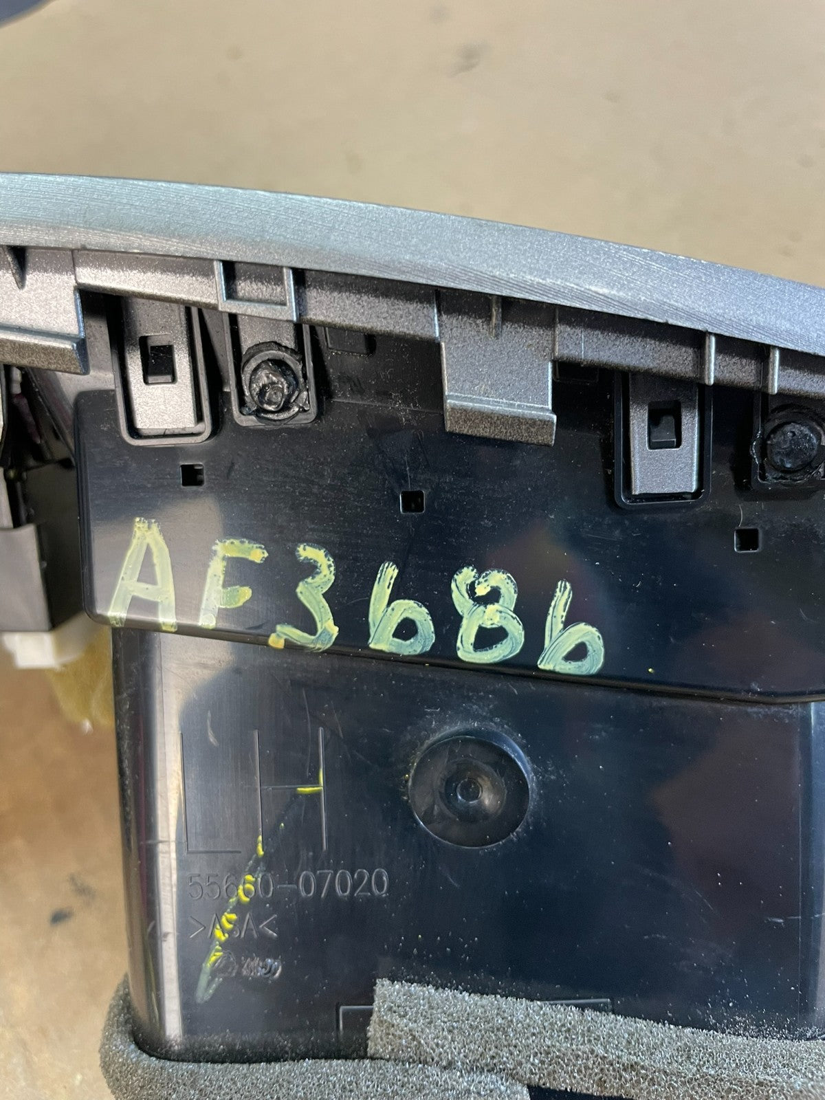 2011 to 2012 Toyota Avalon Center Console Dashboard Air Vent AF3686 DG8