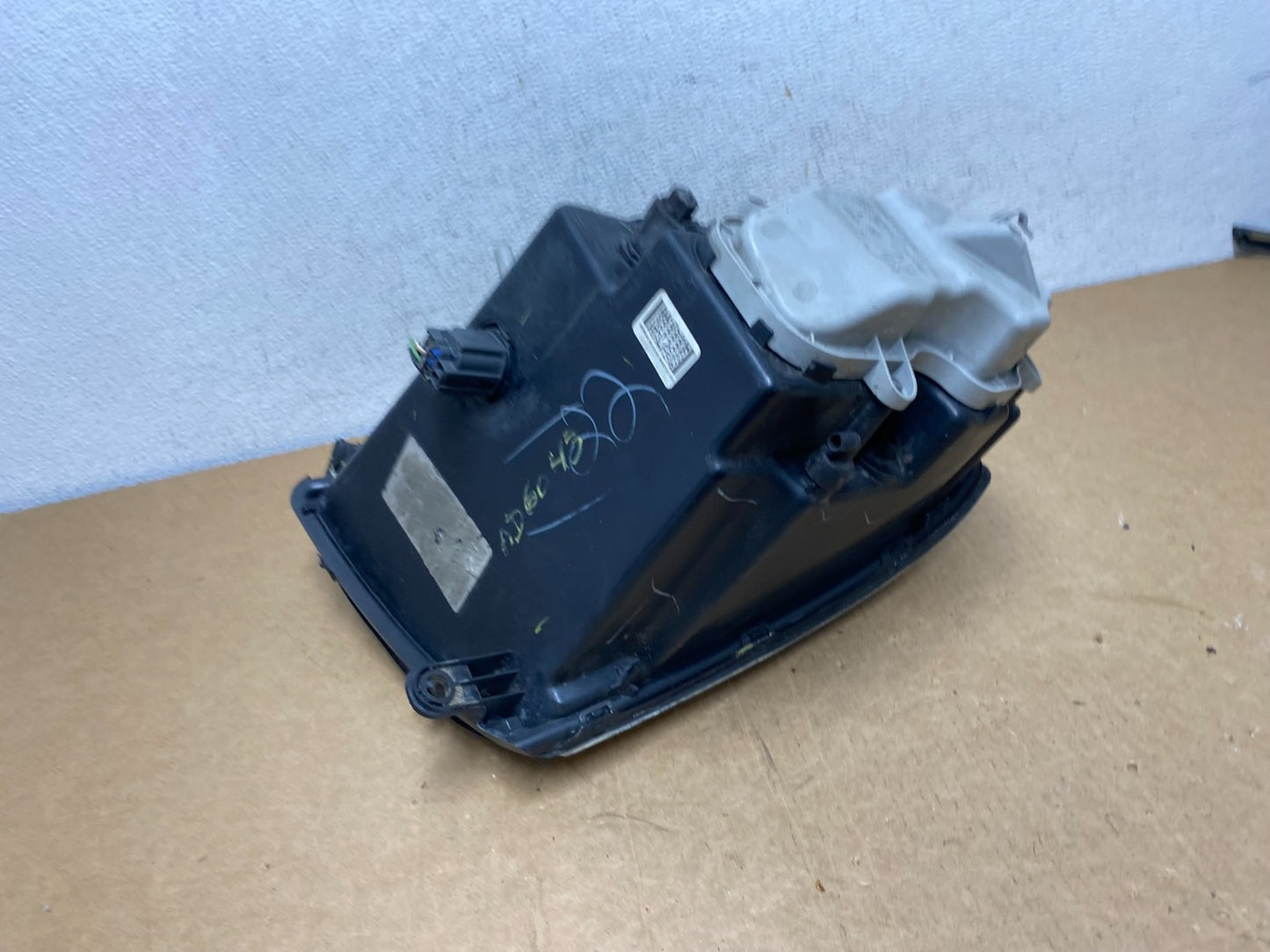 2005 - 2011 Cadillac STS Right Passenger RH Side Xenon Headlight AD6043 DW9