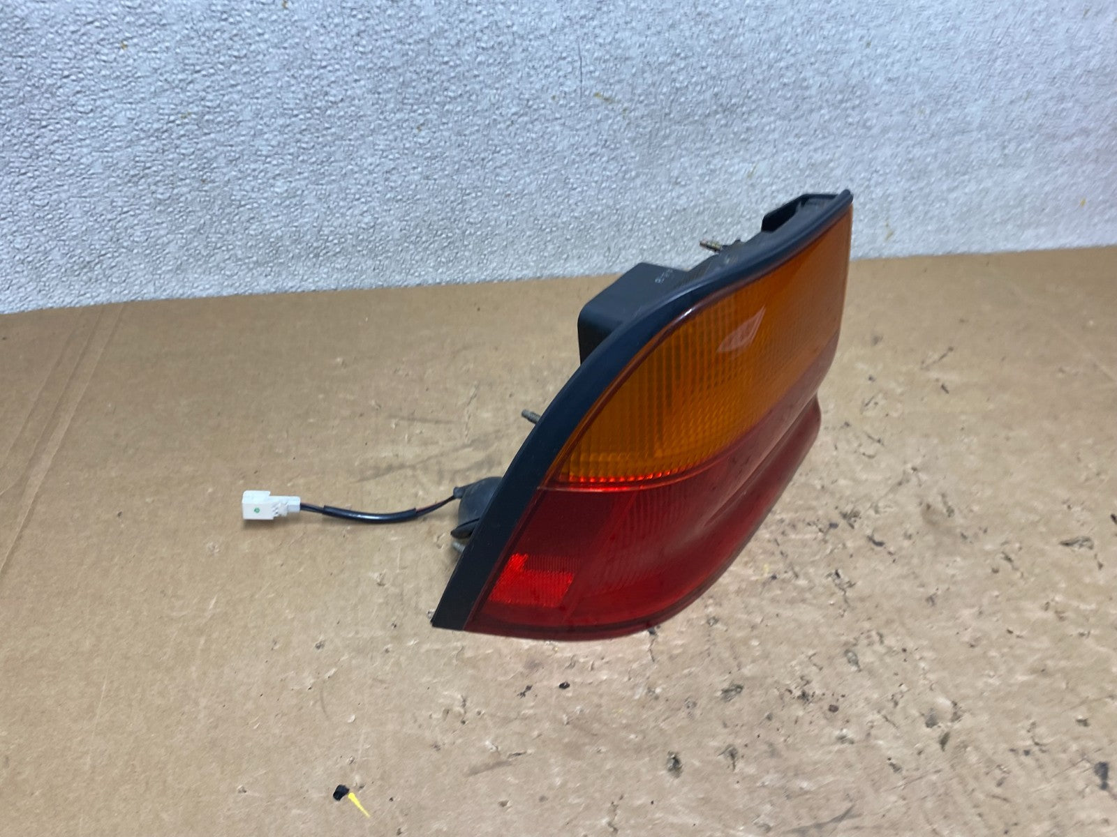 1995 1996 Nissan Maxima Left Driver LH Side Tail light Oem V5758 DW2