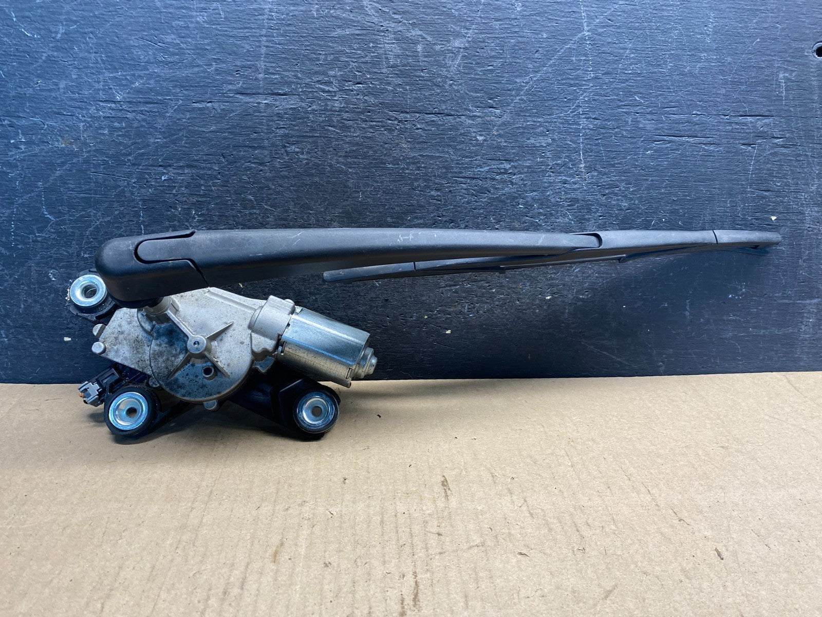2004 to 2009 Mazda 3 Windshield Rear Wiper Motor ag9670 DG0