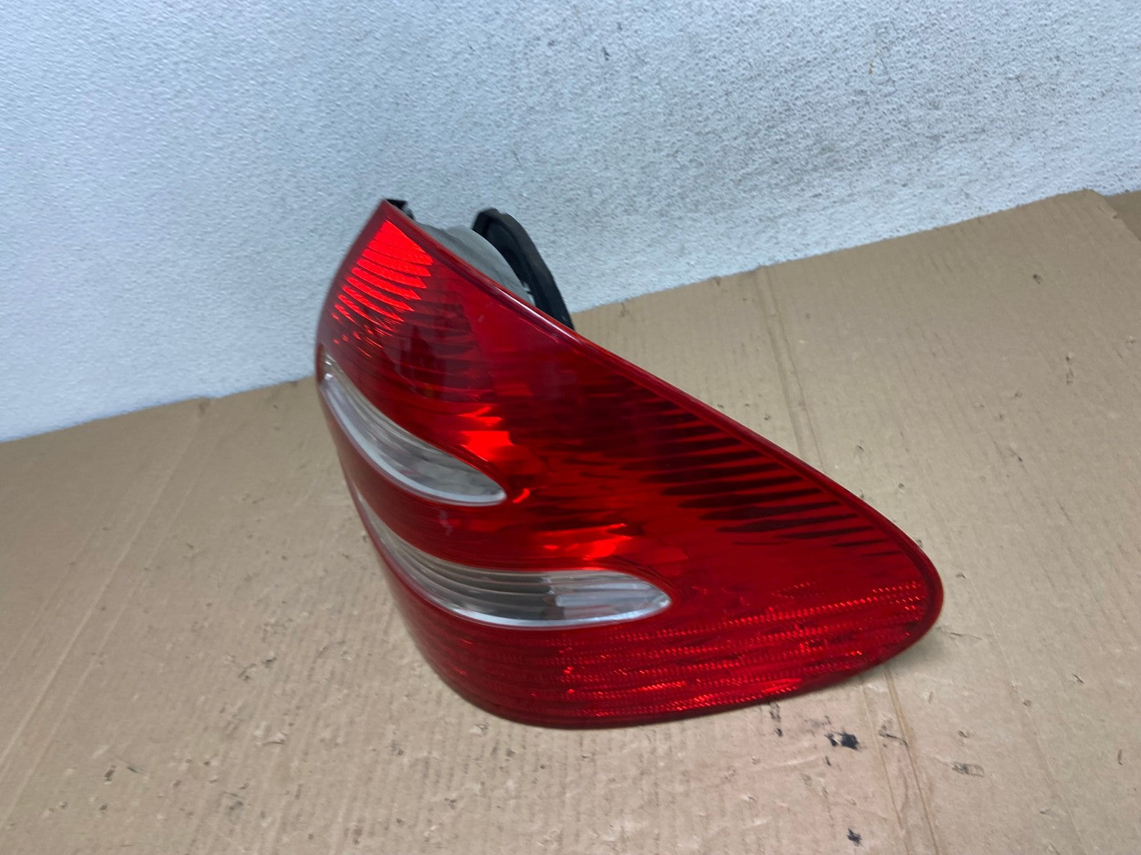 No Led 2003-2006 Mercedes E Class Sedan Right Passenger Side Tail Light Y8357 DW1
